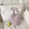 Bolso tote de diseño simple en color morado claro suave estilo coreano para señoritas, perfecto para compras y salidas de verano, ofreciendo un bolso de hombro relajado y versátil
