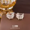 Brincos geométricos em forma de C únicos e estilosos com incrustação de diamante, brincos versáteis de estilo europeu e americano com um design distinto de alta qualidade