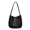 Bolsa de cesta de vegetais de mão com padrão trançado, bolsa de ombro feminina moderna de grande capacidade, novo modelo 2026, bolsa tipo balde retrô simples