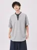 Directamente del fabricante: Camiseta de Manga Corta a Cuadros Patchwork Falso de Dos Piezas Estilo Americano para Hombres y Mujeres, Versátil para Verano, Corte Holgado, Cuello Henley de Media Manga