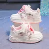 Zapatos para Niña Primavera 2026 Nuevo Modelo Tenis Blancos Infantiles Tenis Deportivos de Princesa de Cuero Zapatos de Dibujos Animados para Niños Pequeños