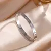 Pulsera Estilo Europeo de Trébol de Cuatro Hojas de Acero Titanio con Broche de Pedrería, Chapado en Oro, Accesorio para Mujer, Múltiples Colores Disponibles, Suministro Directo de Fábrica