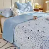 26 Juego Nuevo de Cubrecama de Tres Piezas Leche Polar Engrosado Uso por Ambos Lados Suave Agradable a la Piel Lavable Ropa de Cama para el Hogar Cubrecama