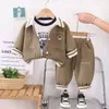 2024 Nuevo Bebé Niño Primavera y Otoño Niños Niño Oso Letra Bordada Conjunto de Tres Piezas Fabricante Original Venta al por Mayor