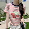 Playera Casual de Rayas Estilo Coreano con Estampado de Fresa de Manga Corta para Mujer Verano 2025 Nuevo Estilo Hombro Derecho Slim Corta Cuello Redondo
