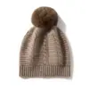 Cachemira Otoño/Invierno 2026 Nuevo de Alta Gama para Mujer Color Sólido Tejido de Punto Trenzado Raya Horizontal Pompón Cálido Moderno Gorro de Punto Casual