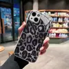 Funda de Cristal Templado con Estampado de Leopardo Difuminado Retro para Apple 18 Pro Max, Funda Protectora de Lujo Ligero de Gama Alta para Apple 14