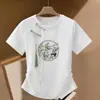 Nova Camiseta Branca Bordada Estilo Chinês para Mulheres no Verão, Projetada para Valorizar Figuras Plus Size, com Estilo Chinês Moderno e Mangas Curtas de Ombro Normal