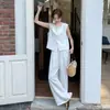 Conjunto Blanco de Alta Gama con Estilo para Mujer, Nuevo Estilo Principios de Verano 2026, Chaleco Floral Tridimensional, Pantalón Ancho Sencillo Juego de Dos Piezas