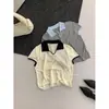 Liquidación sin devoluciones ni cambios Verano estilo coreano unisex versátil holgado bloques de color solapa manga corta tejido top mujer A80075