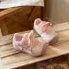 Zapatos Casuales de Malla Transpirable para Niñas 2026 Primavera/Verano Nuevos de Moda Versátiles Zapatillas de Suela Suave para Niños Zapatos de Bebé