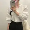 Em estoque: Camisa branca plissada de manga longa com babados, de abotoamento simples, estilo chique coreano para o início do outono, para mulheres, estilo 25014