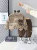 Conjunto de otoño para niños transfronterizo 2026 nuevo elegante sudadera con bolsillo de letras para bebé y niño pequeño conjunto de dos piezas para primavera y otoño