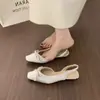 Primeiro Encontro com os Sandálias Fechadas de Bico Fechado em Cetim para Noite Estilo Francês para Mulheres, Perfeitas para Usar no Verão, Confortáveis para os Pés, com um Pequeno Salto Anabela e Costas Abertas, Perfeitas para o Dia a Dia