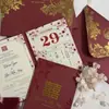 Convite de casamento de luxo estilo chinês com caracteres "feliz" estampados em ouro, envelope com relevo de rosa vermelha, convite para banquete de casamento bilíngue chinês-inglês