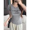 Camiseta Americana Hot Girl com Estampa de Letras de Manga Curta para Mulheres 2025 Verão Novo Cintura Fina Simples Look Emagrecedor Top Decote V