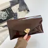 Bolsa quadrada pequena retrô de alta qualidade estilo coreano para mulheres, nova coleção outono 2026, design de nicho, carteira de couro patente, bolsa de noite