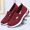 Novedad Primavera/Verano 2026 Malla Flyknit Zapatos de Madre Slip-On Transpirables Suela Suave Zapatos Casuales Zapatos de Tela Old Beijing para Mujer