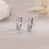 Brincos ear cuffs em formato de cruz cravejados com zircônia, confortáveis para dormir sem precisar remover, brincos clássicos de duas fileiras com diamantes torcidos, estilo moderno para garotas descoladas