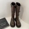 Botas plataforma estilo britânico retrô marrons, botas longas femininas, nova coleção de outono 2026, cor Maillard, efeito emagrecedor, botas de montaria