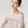 A nova coleção de outono e inverno da Bai Cai Rong apresenta suéteres de tricô de cashmere femininos com decote de um ombro, mangas compridas e um design exclusivo vazado.