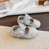 Zapatos de piel para niña, estilo otoño, zapatos de princesa con lazo y pedrería para niños de 3 a 6 años, zapatos de rendimiento de suela blanda, zapatos de vestir elegantes para niñas