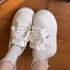 Sapatos femininos com plataforma para aumentar a altura, tênis brancos versáteis da nova moda 2026, mocassins confortáveis, tênis casuais estilo skate para mulheres