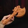 Pingente de Machado de Madeira de Pêssego para Chá de Casa Nova, Mudança, Casamento, Casa Nova, Decoração de Sala de Estar, Artesanato de Escultura em Madeira de Pêssego, Machado de Madeira de Pêssego para Proteção do Lar