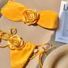 Maiô Biquíni para Mulheres 2025 Novo Estilo Amarelo Gengibre Floral Litoral Sexy Estilo Férias Conjunto de Três Peças com Saída de Praia para Fontes Termais
