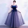 Vestido longo estilo francês com design ombro a ombro, mangas bufantes de tule, laço na cintura, tecido com glitter degradê, adequado para hostess