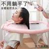Persona mayor encamada con dificultad para moverse hacia arriba y hacia abajo, no puede inclinarse durante mucho tiempo debido a hemiplejia a largo plazo, incapaz de usar una palangana para lavarse el cabello mientras está acostada en la cama, accidente cerebrovascular