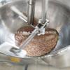 Línea de ensamblaje de máquinas para freír nueces y cacahuetes envueltos en azúcar.
