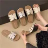 Chanclas de Red Celeb Sandalias de Resort Estilo Retro Planas Casuales de una Sola Tira para Mujer Estilo Veraniego de Alta Gama para Salir Ropa de Playa