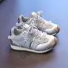 Zapatos para niñas, nueva colección otoño 2026, zapatillas casuales de encaje de lunares a la moda para niños, de suela suave, estilo popular