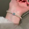 Pulsera Auténtica de Perlas Redondas con Calcedonia Azul Natural Cordón Elástico para Mujer, Estilo Suave Versátil de Nicho Otoño e Invierno