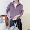 Nova coleção outono e inverno: cardigã de malha grosso, versátil e sem esforço chique, com gola alta e zíper duplo, apresentando um estilo minimalista inspirado na Coreia