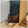 Bolsa de ombro retrô de alta aparência, novo modelo outono 2026, grande capacidade, design de nicho, adequada para trabalho e deslocamento, bolsa de mão para usar sob o braço