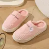 Zapatillas de algodón al por mayor de fábrica para hombre, antideslizantes, de interior, de felpa gruesa, cálidas, para parejas, para el hogar, de invierno, de algodón para mujer
