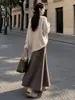 Falda midi color marrón melardo, nueva colección otoño 2026, el estilo popular de este año: una falda de punto, ajustada, estilo sirena, fluida