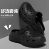 Zapatos antideslizantes perforados para hombre, nuevo modelo verano 2026, zapatos casuales deportivos para playa, pantuflas cerradas de suela gruesa para aumentar altura para uso en exteriores