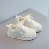 Sapatos brancos novos color block para meninos sola grossa antiderrapante casuais versáteis velcro mágico tênis esportivos simples unissex para meninas