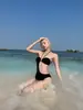 2026 Nuevo Bikini Traje de Baño Mujer Negro Sexy de Cintura Alta Una Pieza Vacaciones de Verano Sensación de Alta Gama Traje de Baño Chica Caliente Aguas Termales