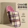 Zapatillas de algodón a cuadros retro de moda para mujer, para uso en interiores en otoño e invierno, zapatillas cálidas de felpa con suela gruesa y silenciosa para hombre