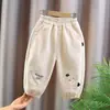 Calça de Lã Estilo Coreano para Crianças, Novo Modelo de Inverno para Bebês e Crianças Pequenas, Calça Longa de Lã Quente Casual com Aplicação de Urso