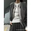Camiseta gris de manga larga estilo coreano con bordes enrollados, diseñada para mujer, perfecta como capa interior o exterior en otoño, ofreciendo un look elegante y ajustado.