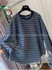 Camiseta Feminina de Manga Longa Solta com Listras Pretas Contrastantes Relaxada para Outono e Primavera Novo Estilo Preguiçoso e Popular