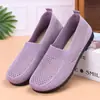 Nuevo modelo de verano de zapatos de malla ligeros de suela blanda para mujeres de mediana edad y jóvenes, cómodos slip-on calados casuales antideslizantes de malla