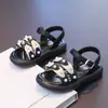 Sandalias para niñas verano 2025 nuevos zapatos de princesa de moda para niños zapatos de suela blanda para niñas niños medianos y grandes zapatos de playa para estudiantes