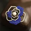 Broche Camélia Quadrado de Strass Cristal Vermelho Azul Verde de Luxo Leve de Alta Qualidade Pin Rosa com Pedra Inlaid Oco Corsage para Mulheres