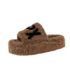 Nuevas pantuflas peludas de suela gruesa para mujer, adecuadas para usar en exteriores, con diseño de letras, zapatos peludos Otoño e Invierno 2026, pantuflas de algodón